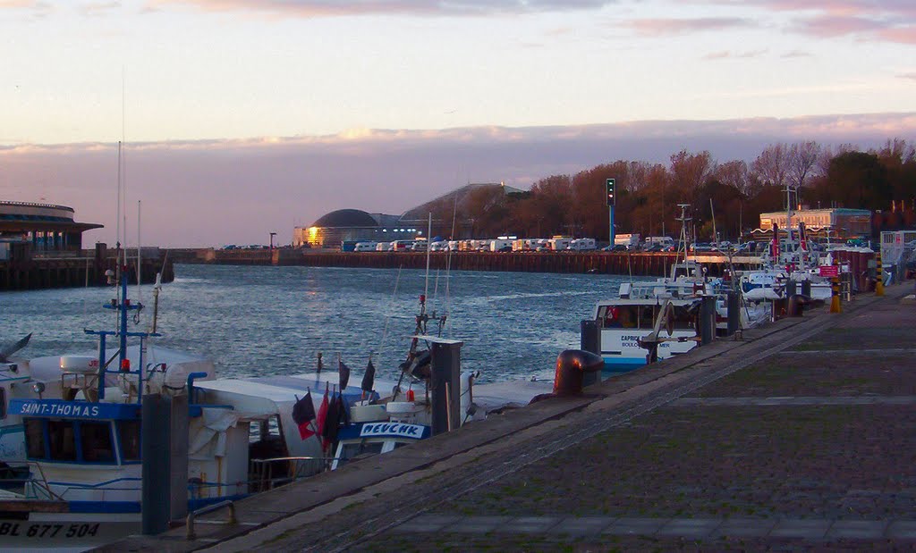 BOULOGNE-SUR-MER : LE PORT, VUE SUR NAUSICAA (au fond) by CHPOLONAIS