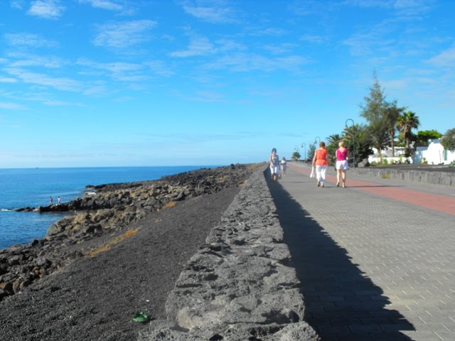 COSTA TEGUISE AV DOS COCEDEROS WALKWAY by Tyne Decca