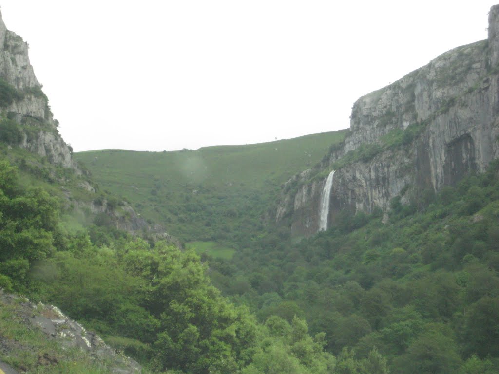 Puerto de los Collados y Cascada del Ason by Goyco