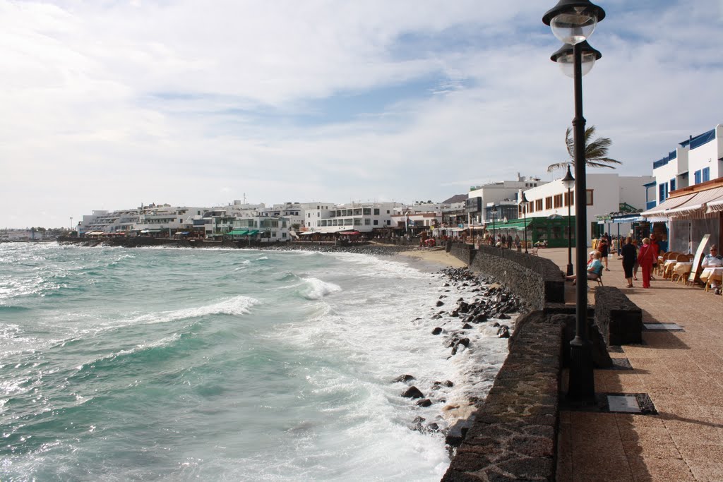 The town beach, high tide by kenwbg