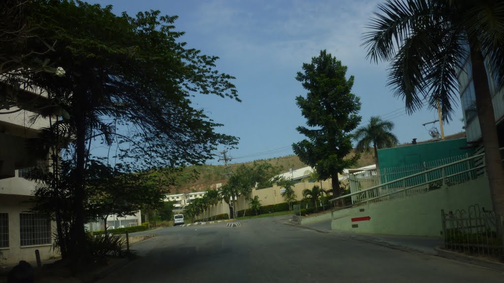 Passing Vulupindi Haus, heading towards LAMANA and the GOLD CLUB and the CITY in WAIGANI, Port Moresby, PNG, on 18-7-2010 by Peter John Tate,