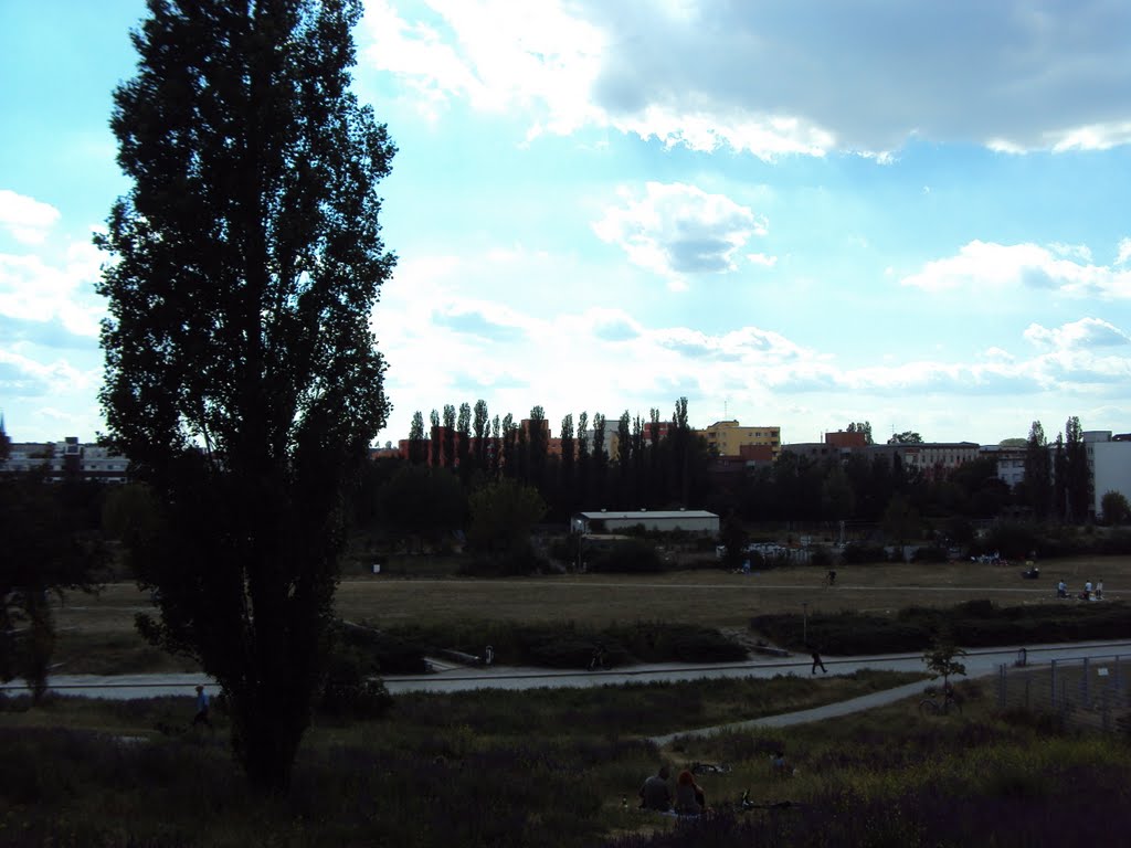 Vista de Berlin desde Mauerpark by gabriel_avaro