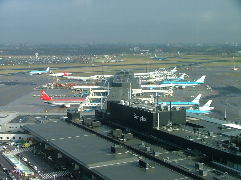 Schiphol E pier by stanjh