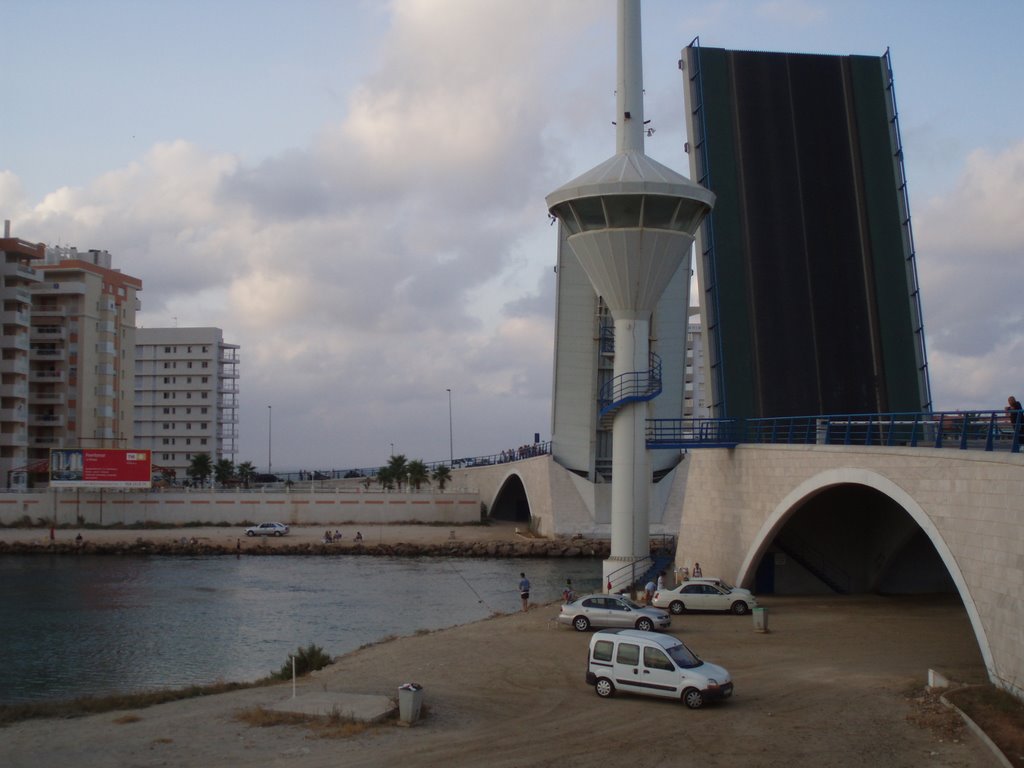 Bridge able to be raised by Iván Riaño