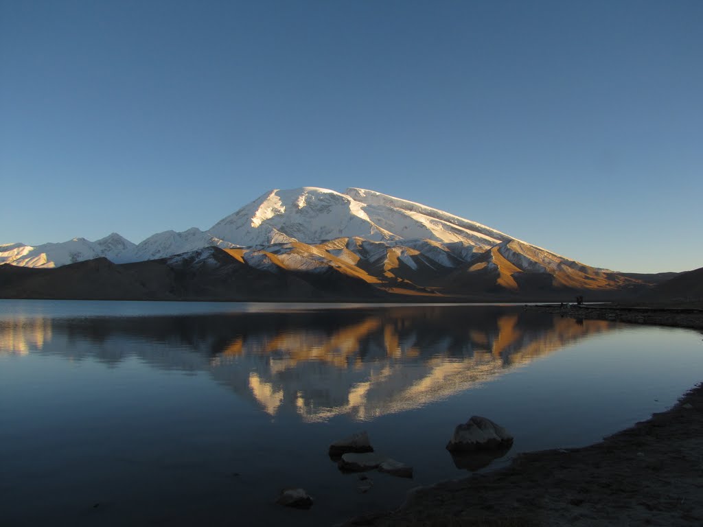 Muztagh Ata from lake Karakul by Gastehiz Aoa