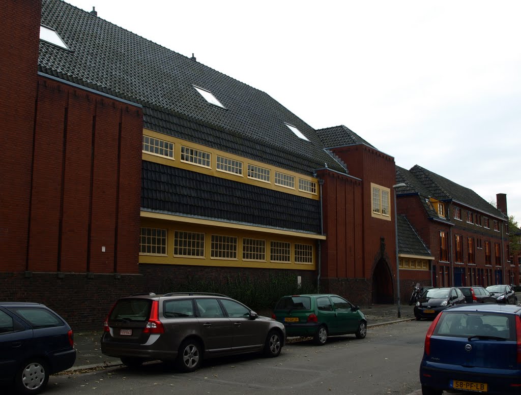 Voormalig schoolgebouw ontworpen in de stijl van de Amsterdamse School door architect S.J. Bouma (1899-1959). De verbouwing tot appartementencomplex is van het Architenbureau Signatuur. by Hans R. van der Woud…