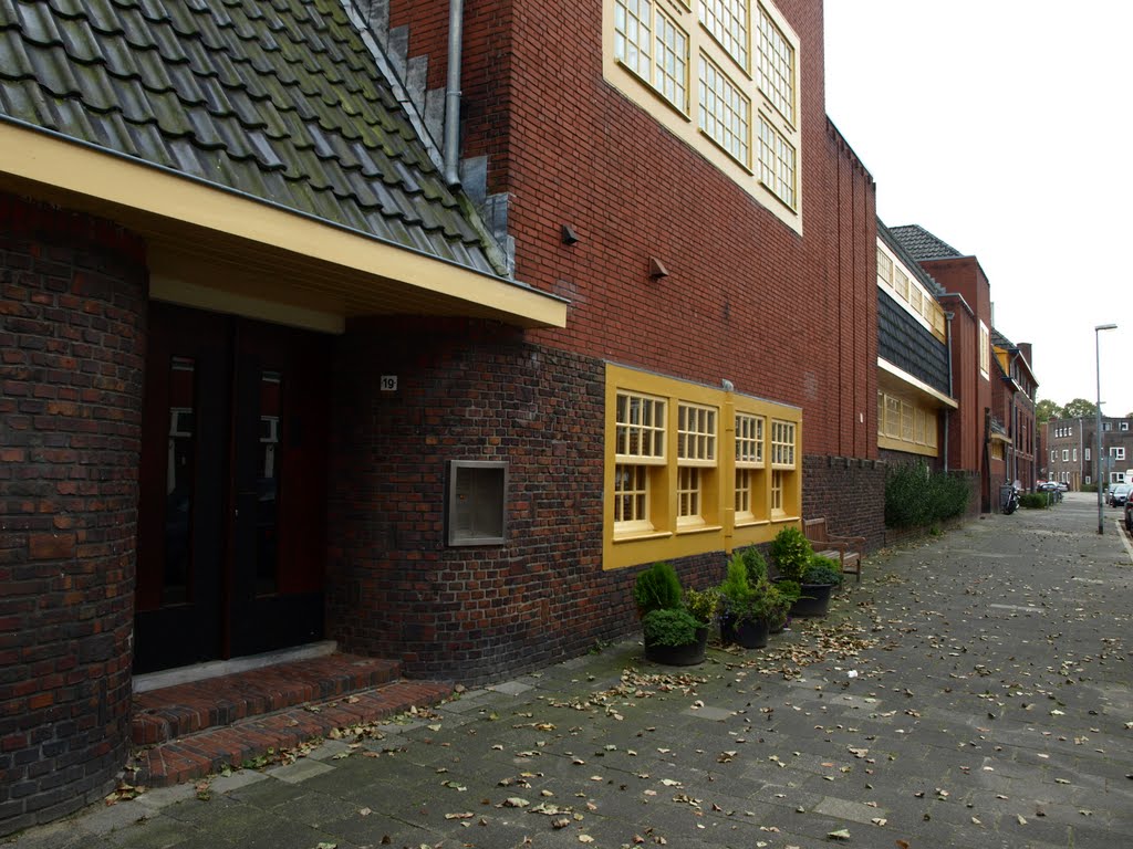 Voormalig schoolgebouw ontworpen in de stijl van de Amsterdamse School door architect S.J. Bouma (1899-1959). De verbouwing tot appartementencomplex is van het Architenbureau Signatuur. by Hans R van der Woude