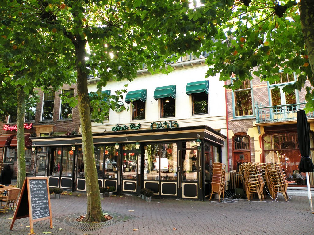 Meppel, v.l.n.r. Kerkplein 14 rijksmonument nr. 28634, Kerkplein 15 (Stads Café Oasis), en 16 rijksmonument nr. 508711 (© wfmw) by © wfmw