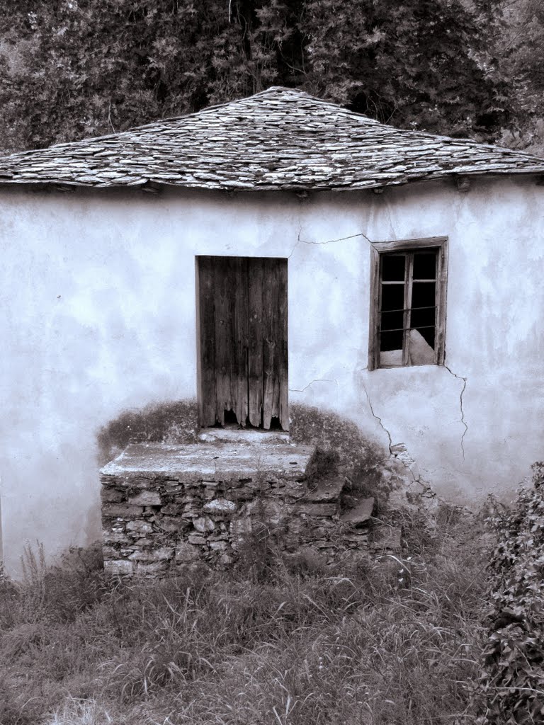 Abandoned house of Pilion by Lorenzo Gaudenzi