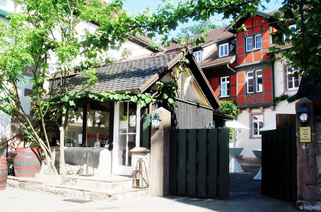 Gernsbach - Schloss Eberstein - Innenhofweinausgabe // Eberstein castle winery shop by Henri der Fotomann