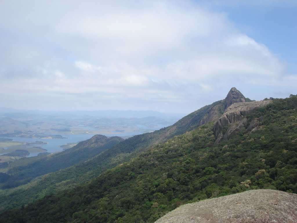 Pedra do Cume e Pedra das Flores vista da Pedra dos Cabritos - Extrema MG by Tiago Peixinho