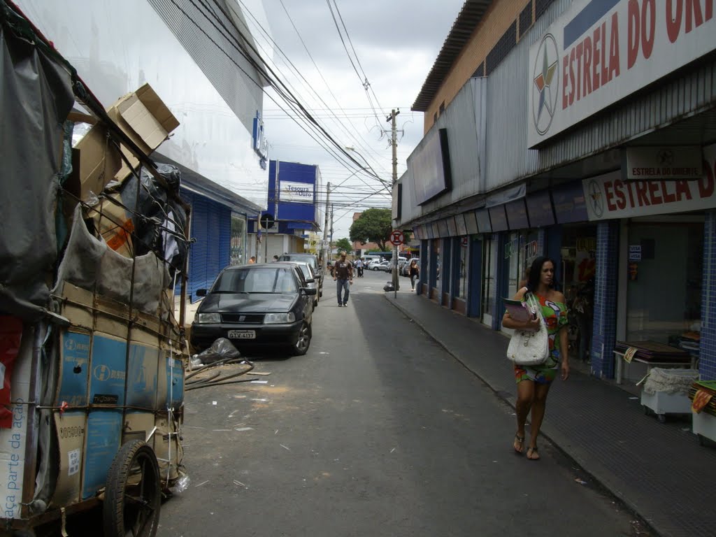 Rua Quatro-B Centro - Entrada do Centro Comercial Popular by carlos antonio coelh…