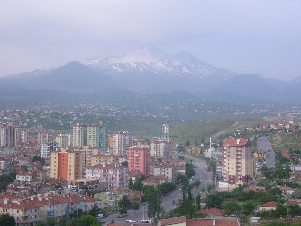 Nurihas Mahallesi'ndeki bir bina inşaatının en üst katından Erciyes'in görünüşü; ilerideki cami Amine Hatun Camii by Johaarjoshimanth Gha…