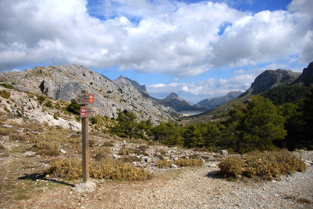 Refugio de Cùber by Peter Beck