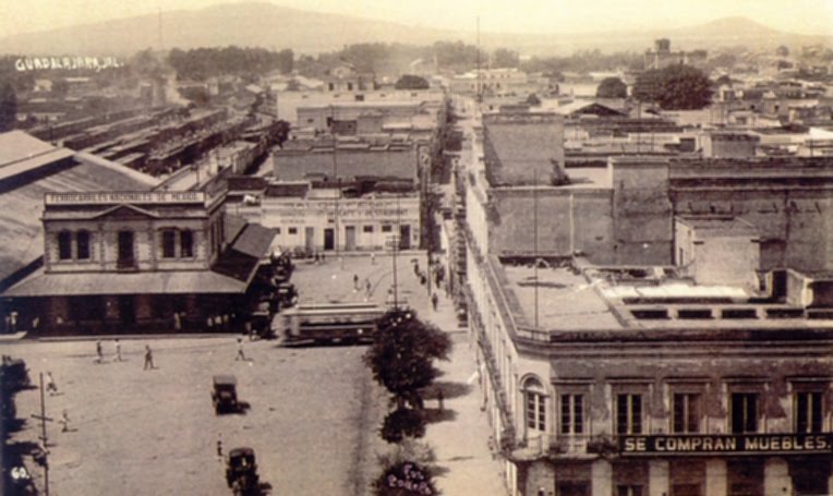 Antigua Estacion de Ferrocarril hoy Av. Alcalde y Revolucion en donde esta Coopel y el Aransazu al fondo el Cerro del 4 by Pedro cortés