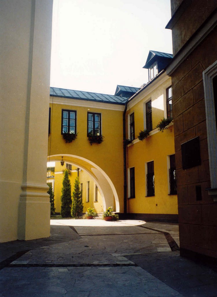 LEŚNA PODLASKA. Catholic monastery. Łącznik pomiędzy kościołem a klasztorem. by Maciek Pawłowski