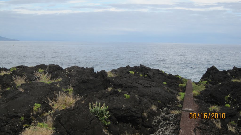 Esgotos do farol da ponta da ilha para a baia da caravela norte da ponta da ilha ,Manhenha ,freguesia da Piedade,concelho da Vila das Lajes, ilha do Pico ,Acores .,vendo-se a esquerda ponta do topo ,ilha de Sao Jorge . by Herbert Terra