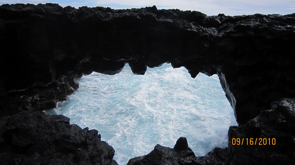 Arco na costa 4 a 5 metros ao sul do farol da ponta da ilha ,Manhenha,freguesia da Piedade,concelho da Vila das Lajes ,ilha do Pico ,Acores . by Herbert Terra