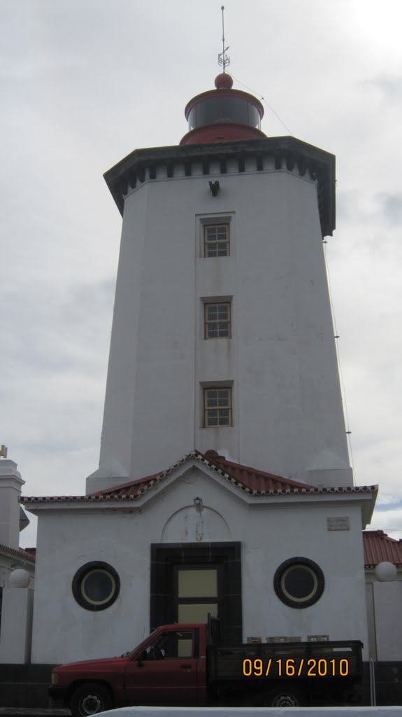 Torre do farol da ponta da ilha ,Manhenha,freguesia da Piedade ,concelho da Vila das Lajes ,ilha do Pico ,Acores . by Herbert Terra