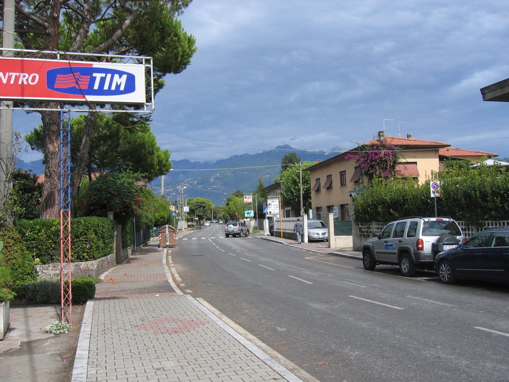 Marina di Massa, via san Leonardo by J.Lowe