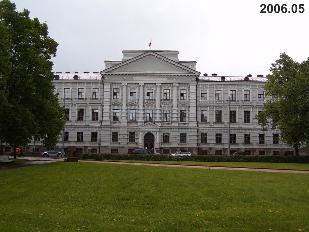 Buvę KGB rūmai, dabar – genocido aukų muziejus / Formerly KGB Building, Now Museum of Genocide Victims by Irmantas - No2Views!