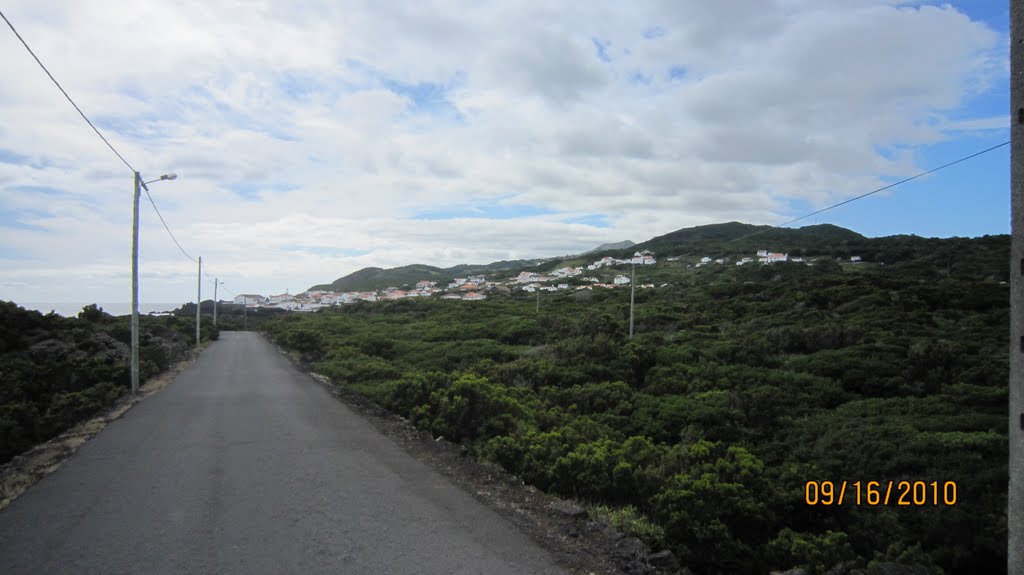 Foto tirada do lado sul do farol da ponta da ilha ,Manhenha ,freguesia da Piedade ,concelho da Vila das Lajes ,ilha do Pico ,Acores,vendo-se a esquerda o pico ruivo a direita o cabeco do hera e no meio mais no alto o cabeco do silvado . by Herbert Terra