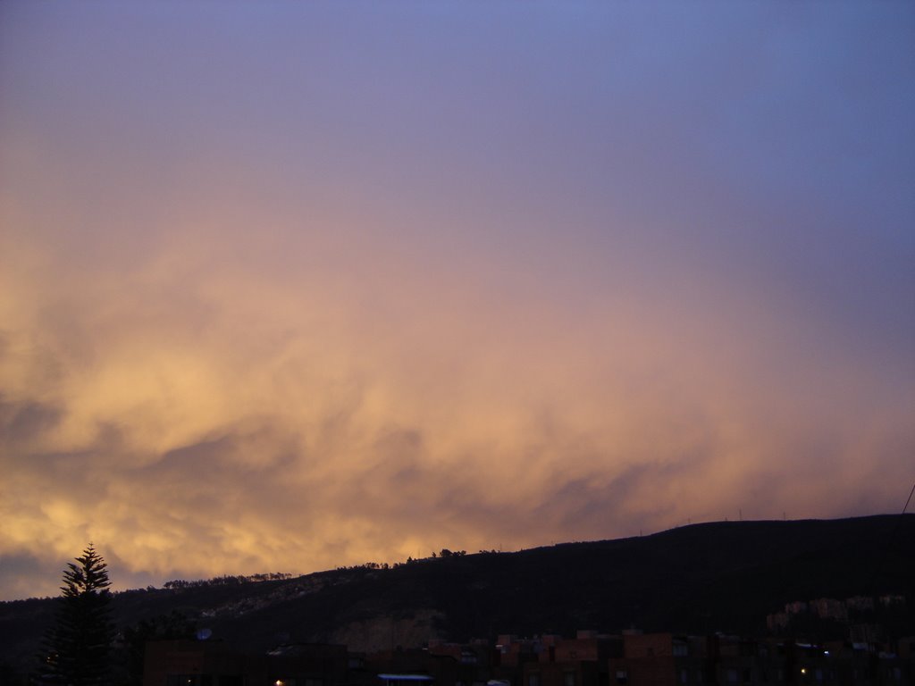 Atardecer en los cerros by Schmitz Edmundo