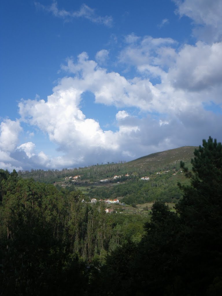 Nubes sobre la aldea de O Coto by edoarado