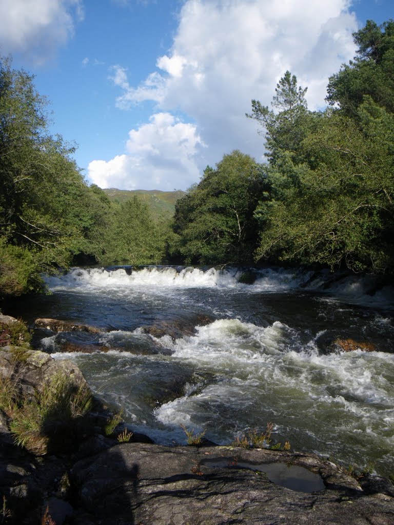 Represa y rápidos en el Oitavén by edoarado