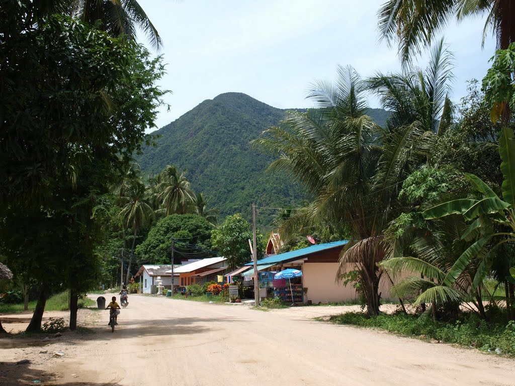 Ban Chalok Lam, the main street, the view to the east by ellon5