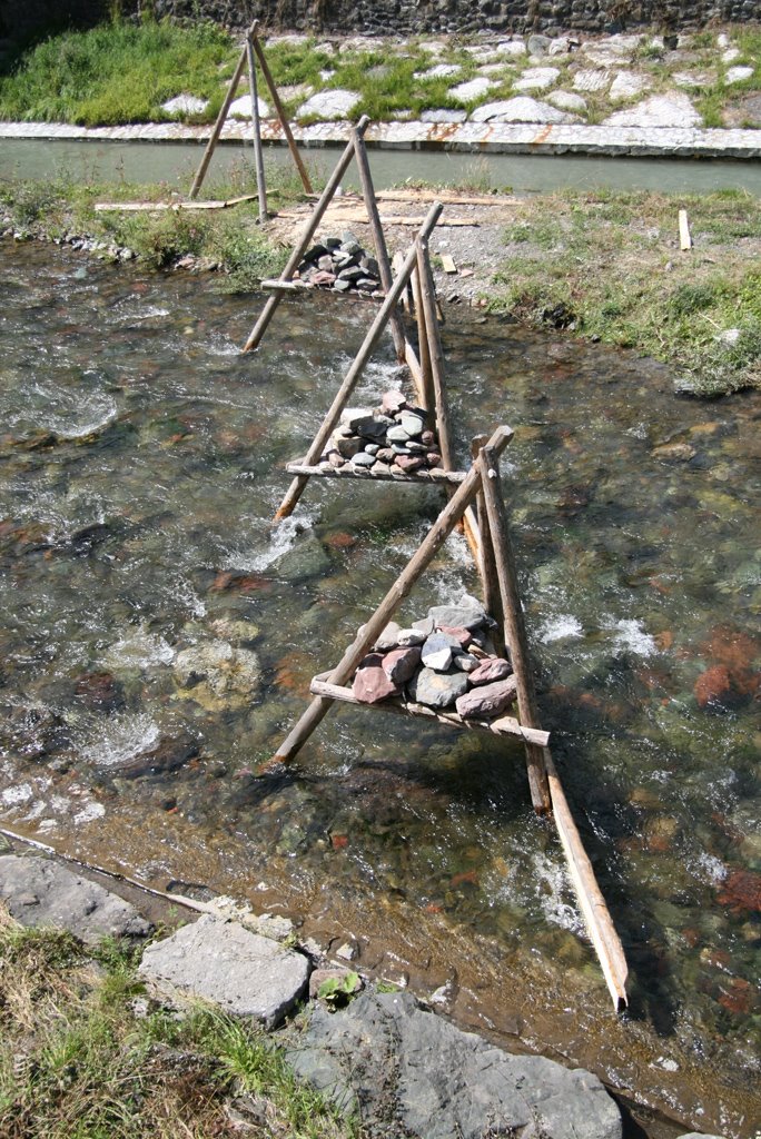 Barriera fluviale per i tronchi che scendono a valle. by ElMac