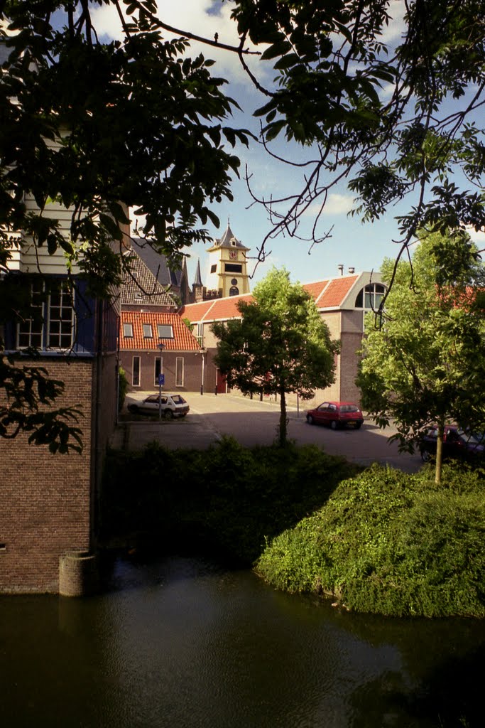 Enkhuizen - Blik op de Westerkerktoren by J.G. Nuijten