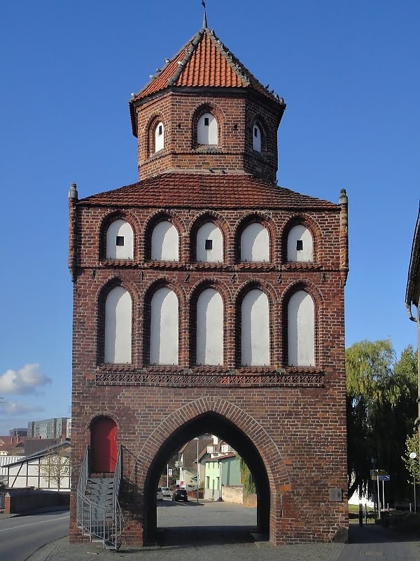 Rostocker Tor in Ribnitz-Damgarten, Stadtseite by chpagenkopf