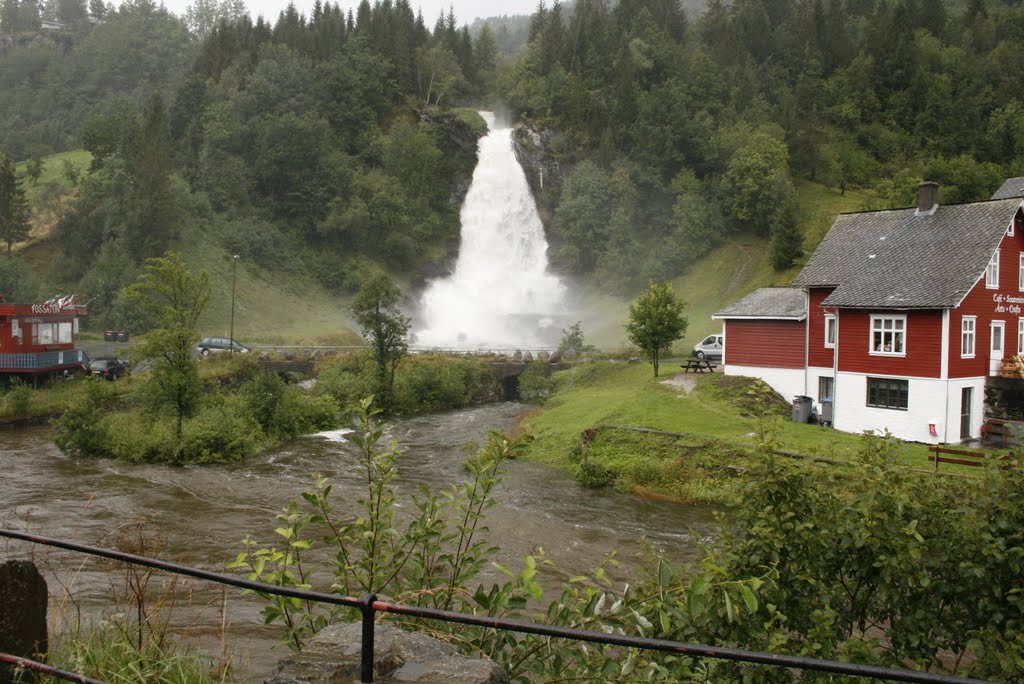 Steinsdalsfossen by Roald H