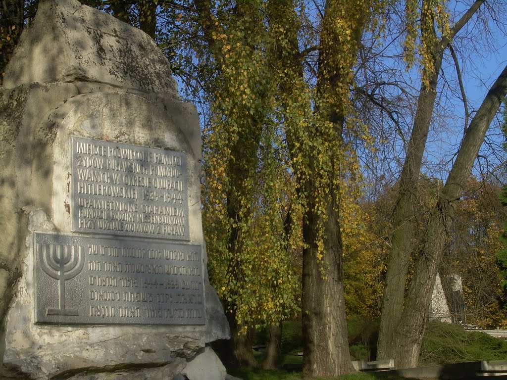 Puławy, pomnik holocaustu Żydów puławskich by Piotr Młynarczyk