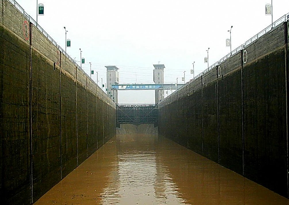 葛洲垻船閘 lock at the Yichang Dam by Percy Tai  漆園童