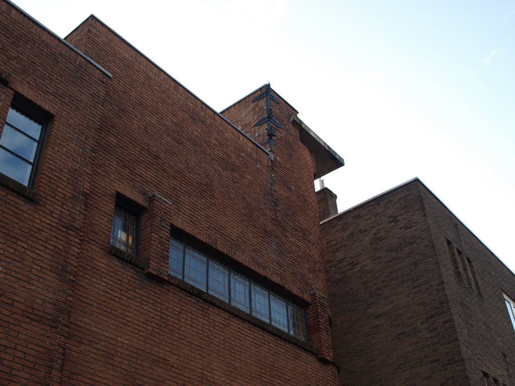 Voormalig schoolgebouw van architect G. Hoekzema (1875-1935). by Hans R. van der Woud…