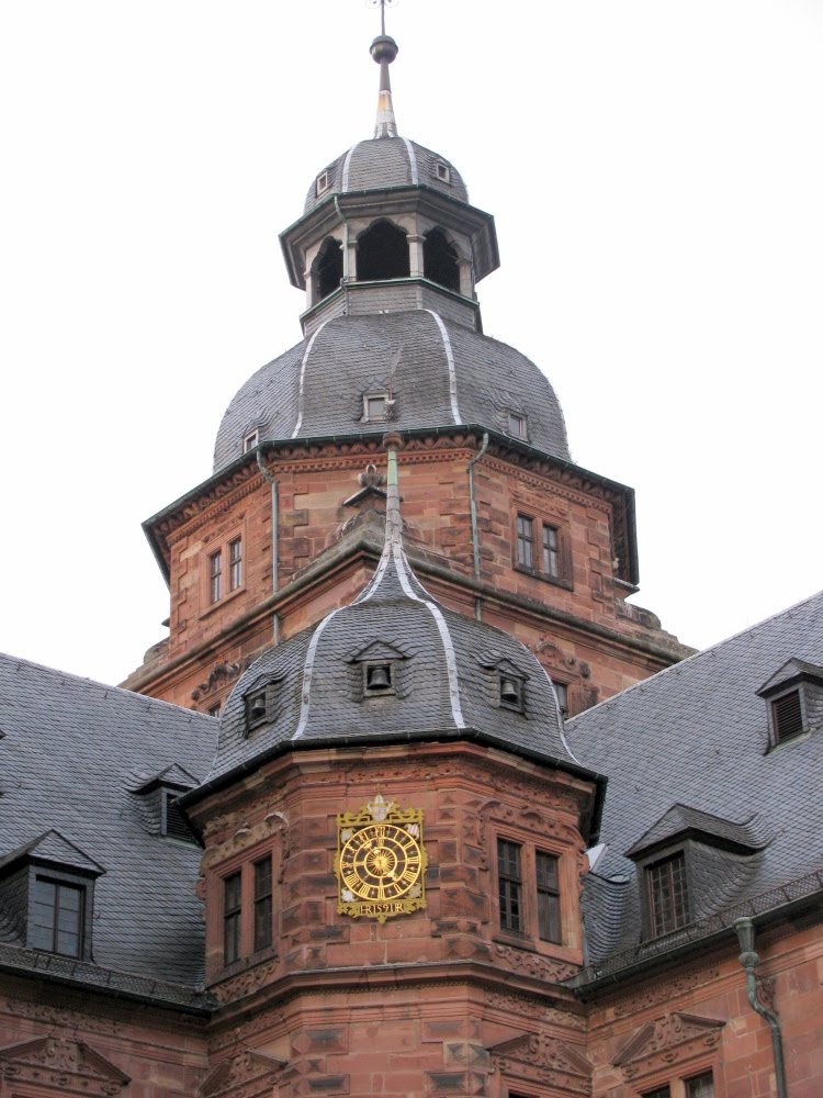 Aschaffenburg:Uhren- und Glockenspiel-Türme im Schloßhof by Dieter Möller