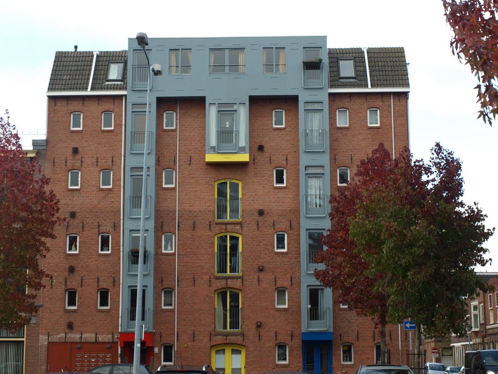 Woningen in een voormalig pakhuis met graanelevator van Wielinga & Co op de hoek van de Aweg (26 A 1 t/m 26 F 4) en de Taco Mesdagstraat. Het pakhuis is ook eigendom geweest van graanhandelaar Jan Hendrik Kleibeuker (1851-1918); zijn zoon Johan Frederik Kleibeuker (1880-1947) was ook graanhandelaar. De architect is Henk Daling van de Koöperatieve Architekten Werkplaats UA (thans KAW Architecten en Adviseurs). by Hans R van der Woude