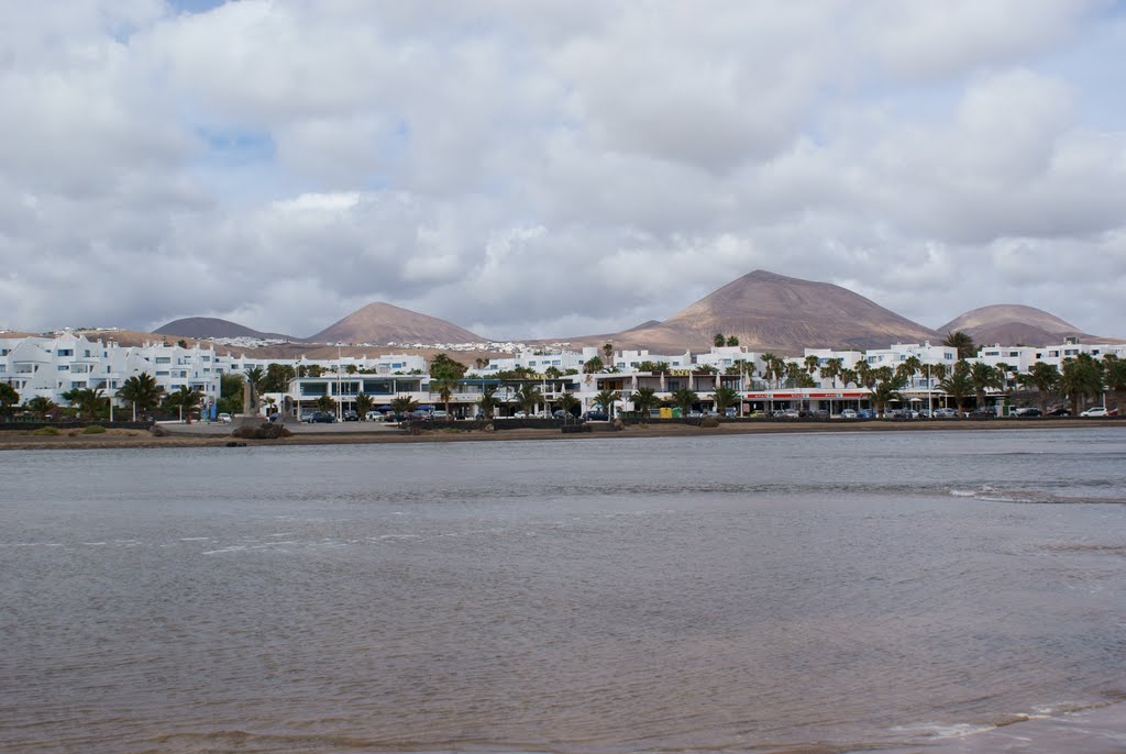 Playa de los pocillos con marea alta by José Rodríguez Garcí…