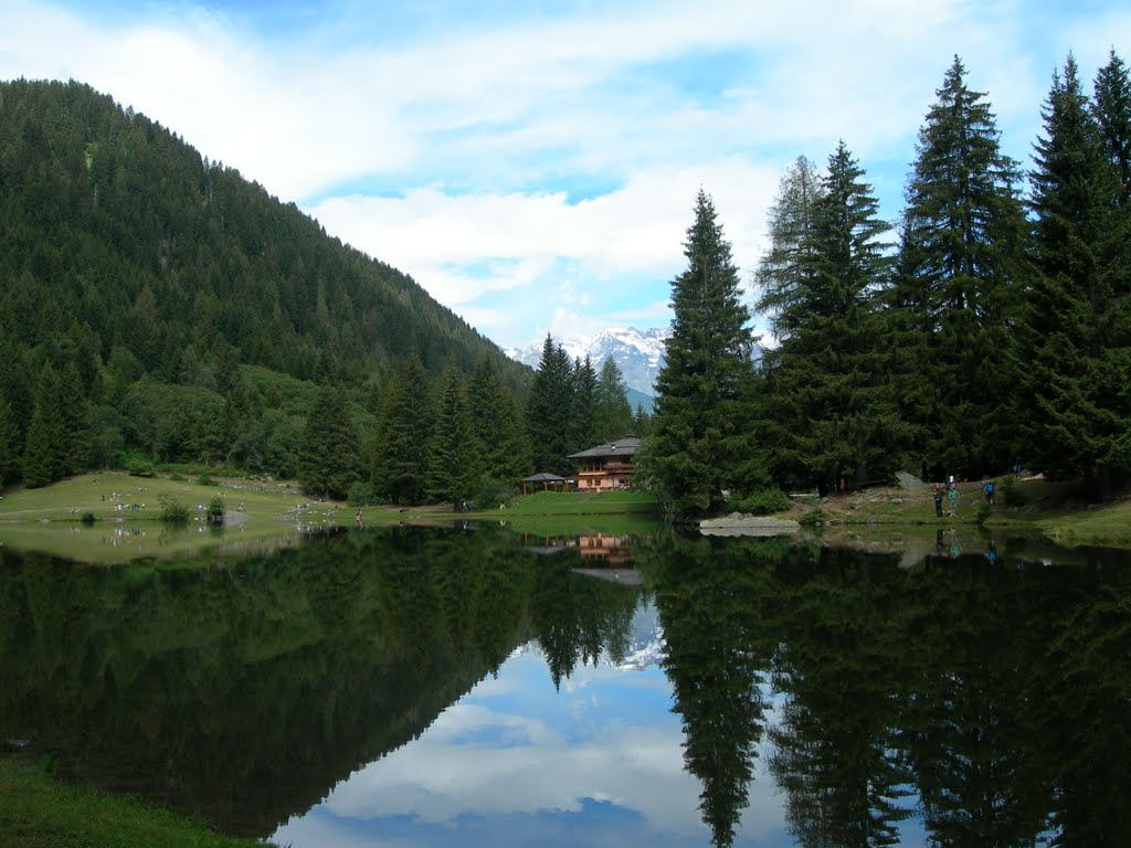 Lago dei Caprioli, il rifugio by Claudio Roli