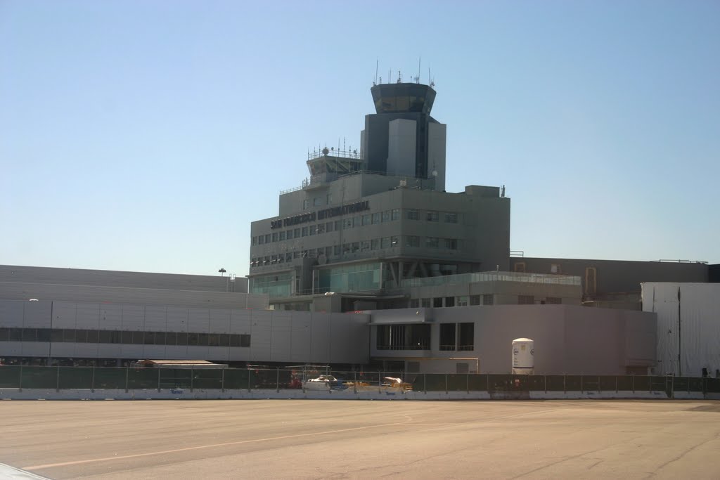 SAN FRANCISCO AIRPORT by José Luis Pandelo