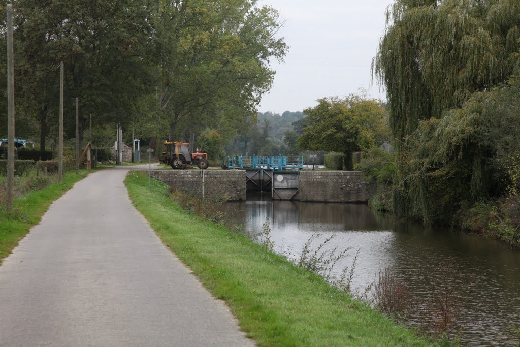 Gekanaliseerde rivier Villaine by www.binnenvaartinbeeld.com