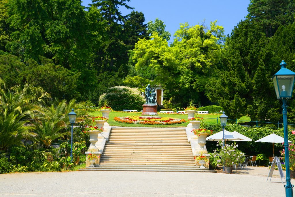 Baden bei Wien, Ausztria (Österreich) - Lanner-Strauss emlékmű a Kurparkban. by Bazita Gausss