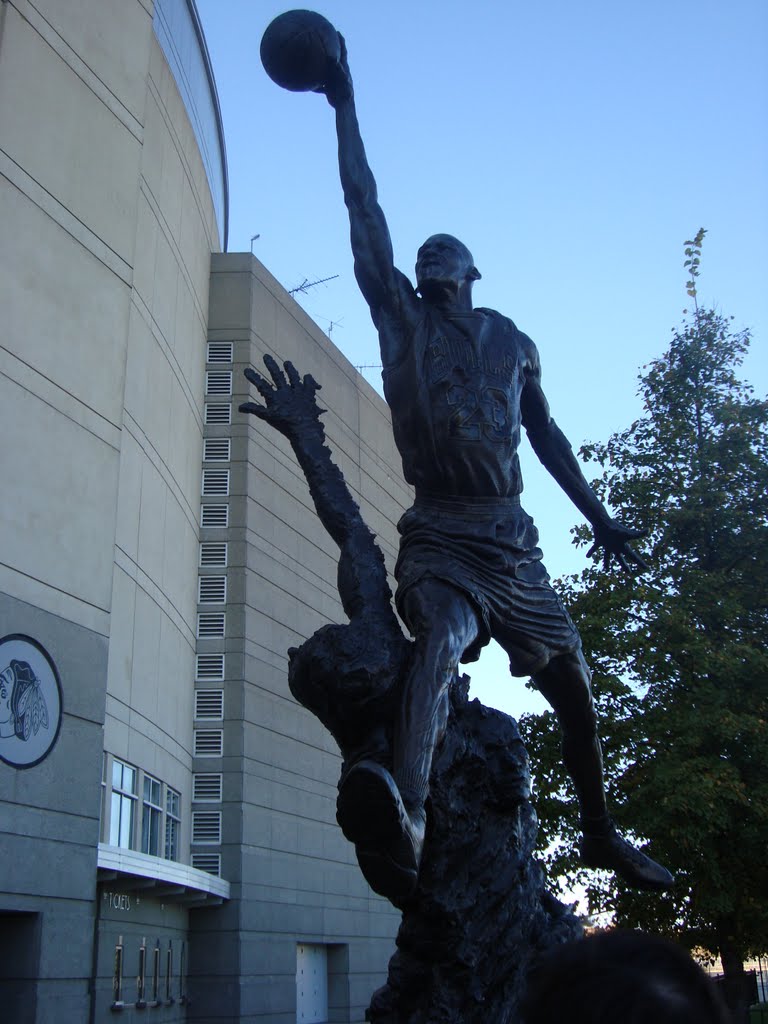 Estatua de Michael Jordan en el United Center by jdelmut