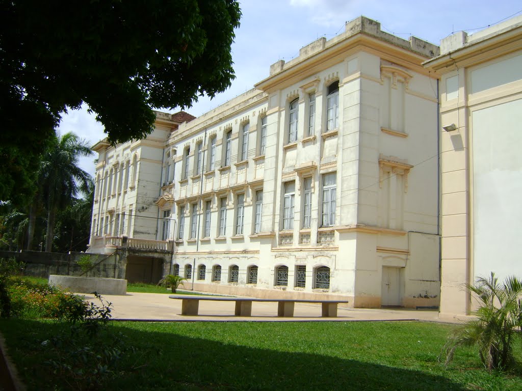 Pirassununga - Centro - lateral da Escola by Alexander Denarelli