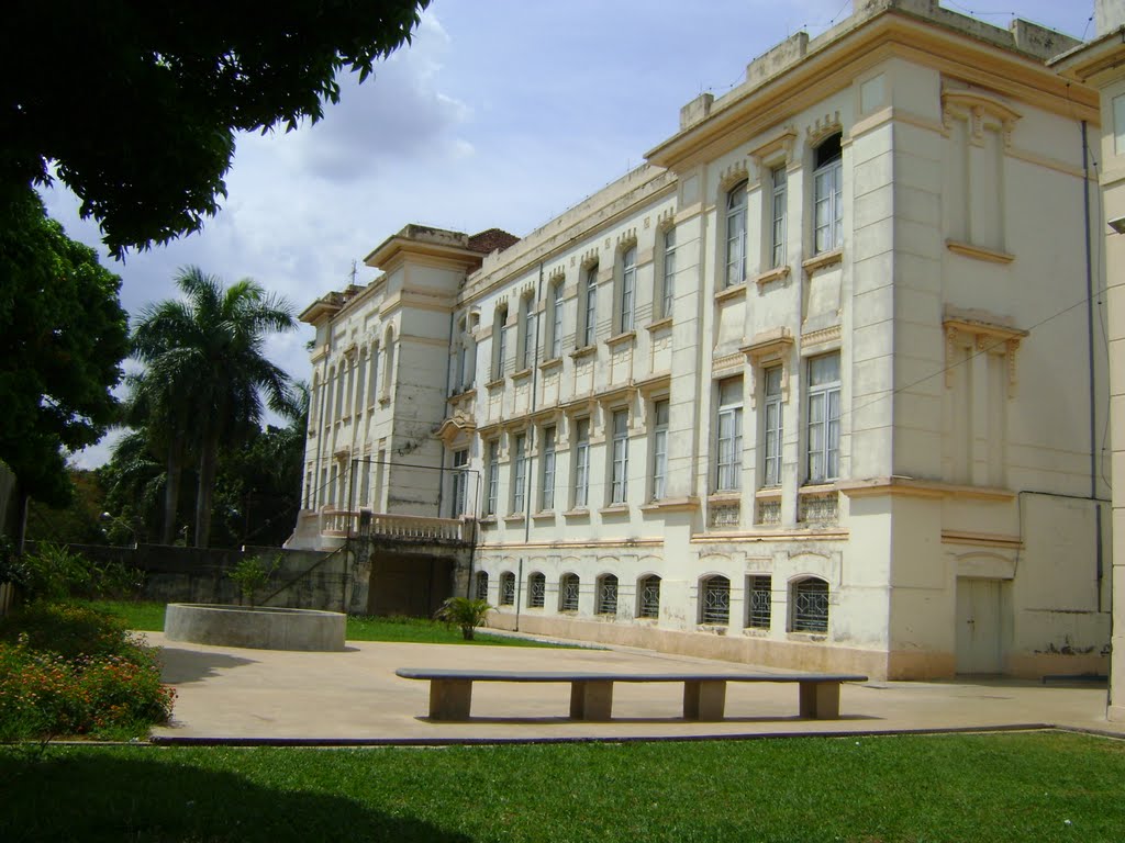 Pirassununga - Centro - lateral da Escola by Alexander Denarelli