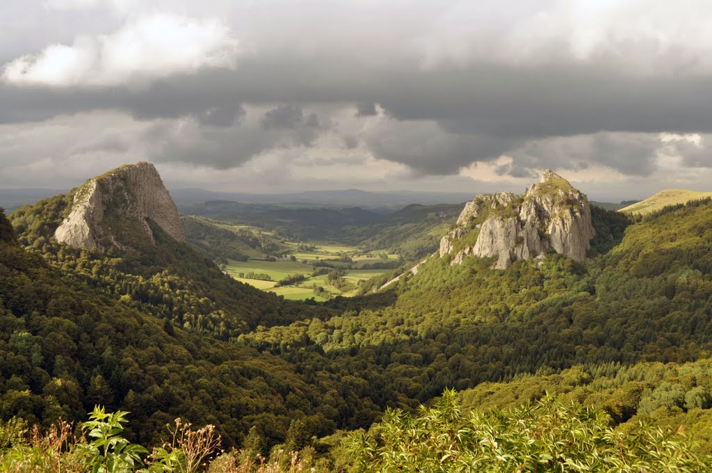 Auvergne: Roches Tuilière et Sanadoire by rwaeles