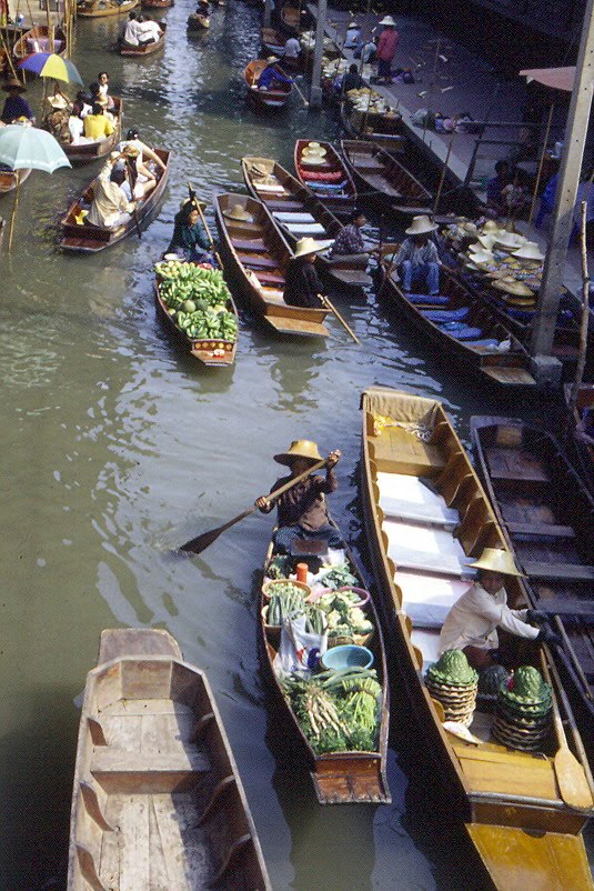 Damnoen Saduak floating market by Olav Sejeroe