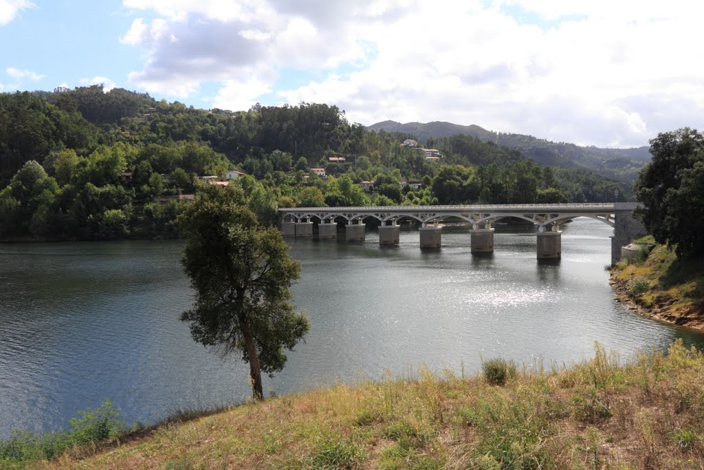 Barragem da Caniçada by silrui